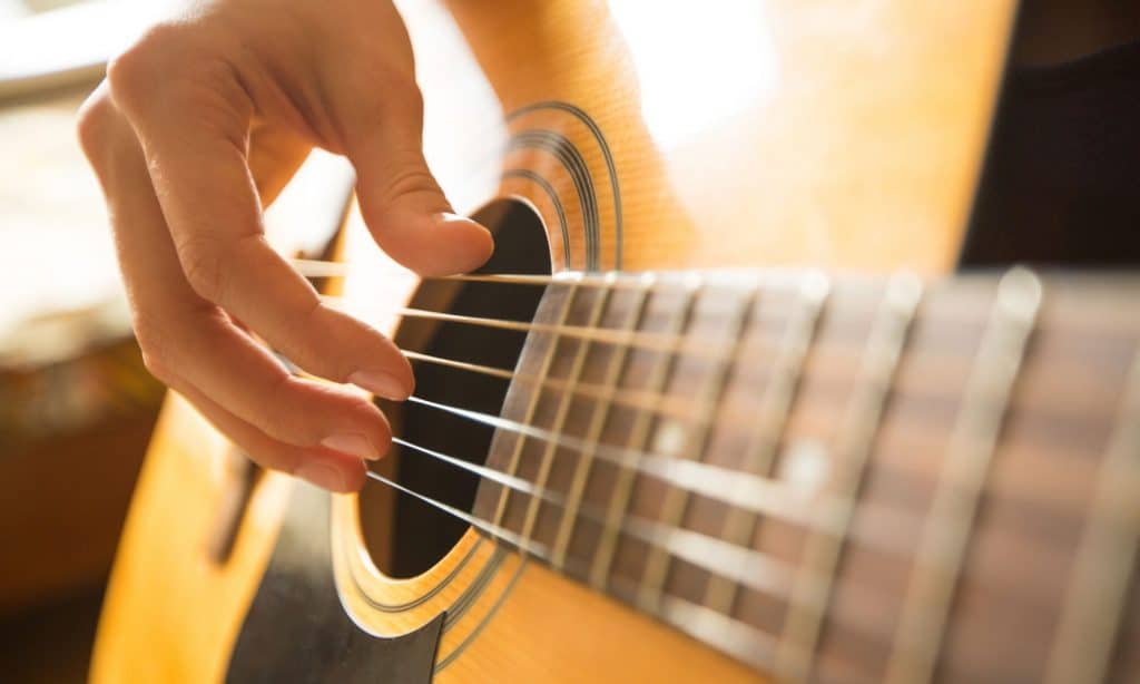 travis picking guitar lesson 2